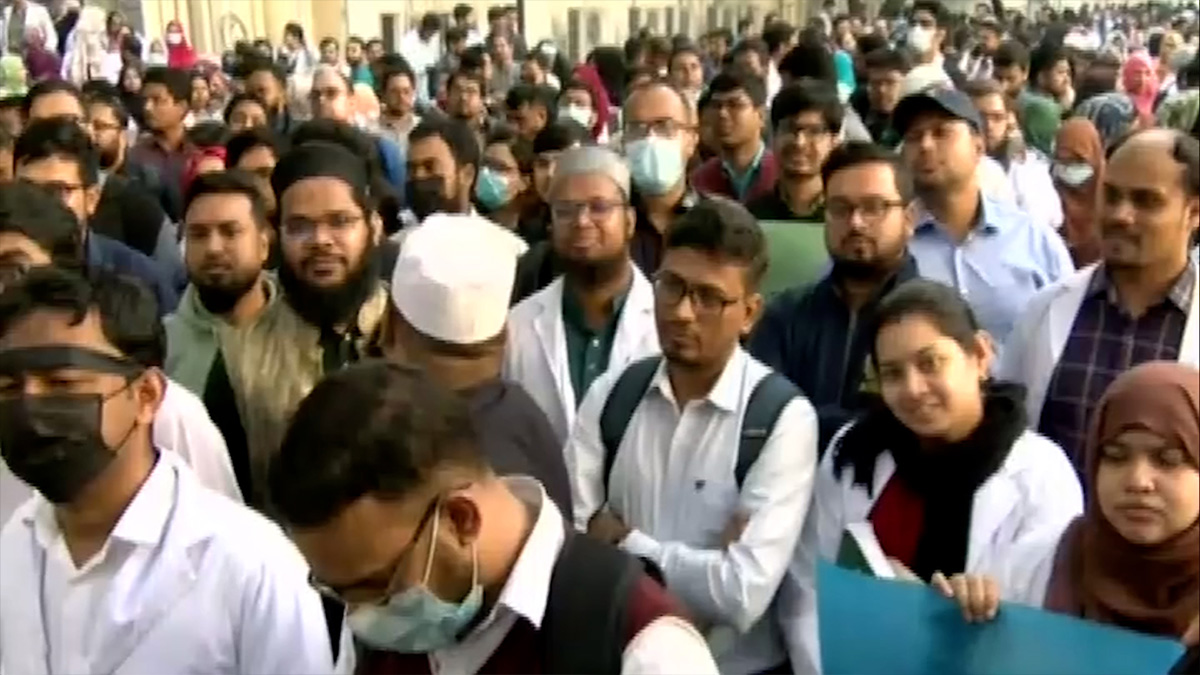 ভাতা বৃদ্ধির দাবিতে বেসরকারি ট্রেইনি চিকিৎসকদের কর্মবিরতি