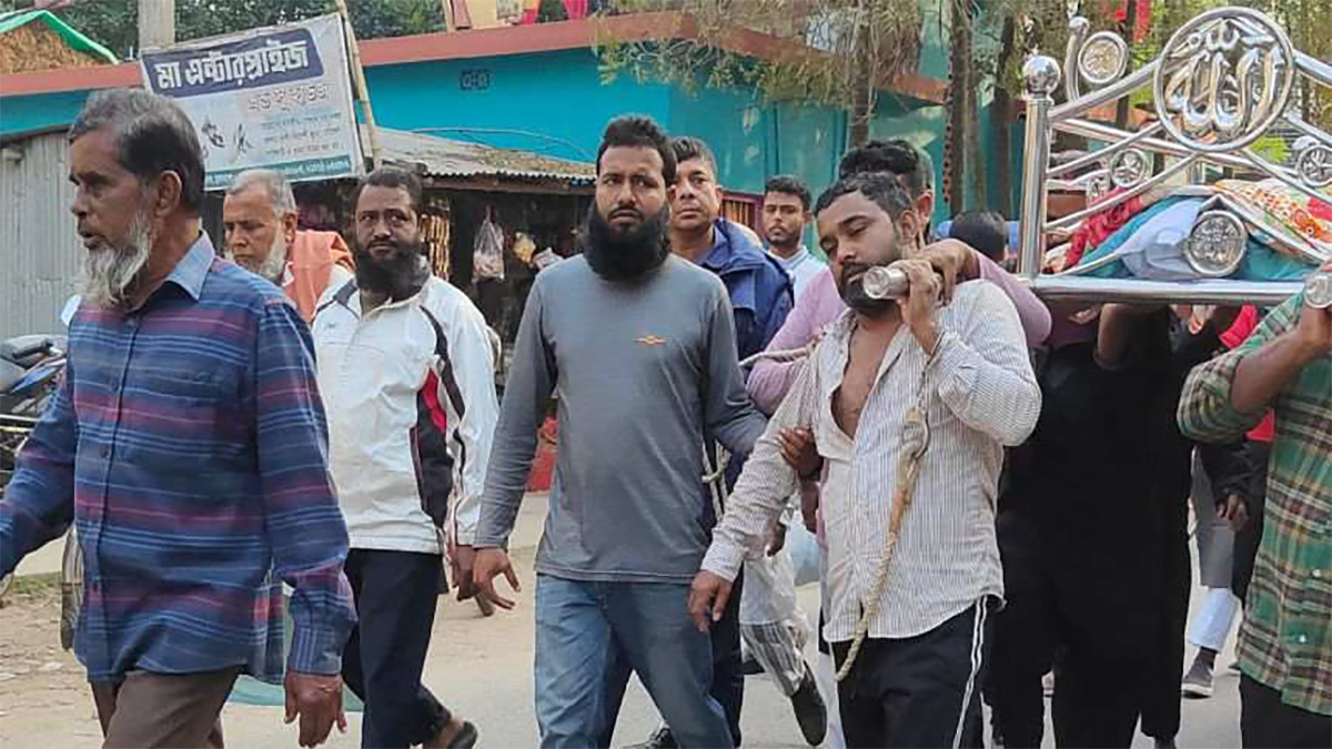 হাতে হাতকড়া কাঁধে মায়ের লাশ, ছাত্রলীগ নেতার ছবি ভাইরাল