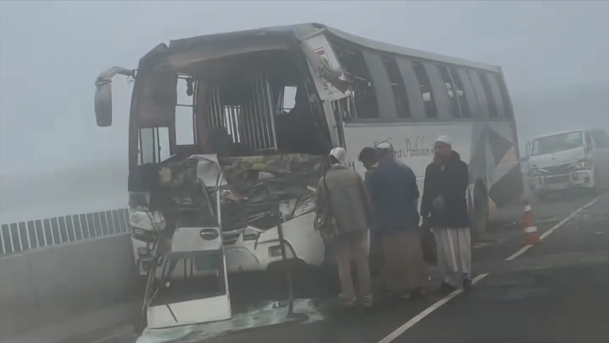 ঘন কুয়াশায় ঢাকা-মাওয়া এক্সপ্রেসওয়ের একাধিক স্থানে দুর্ঘটনা, চালক নিহত