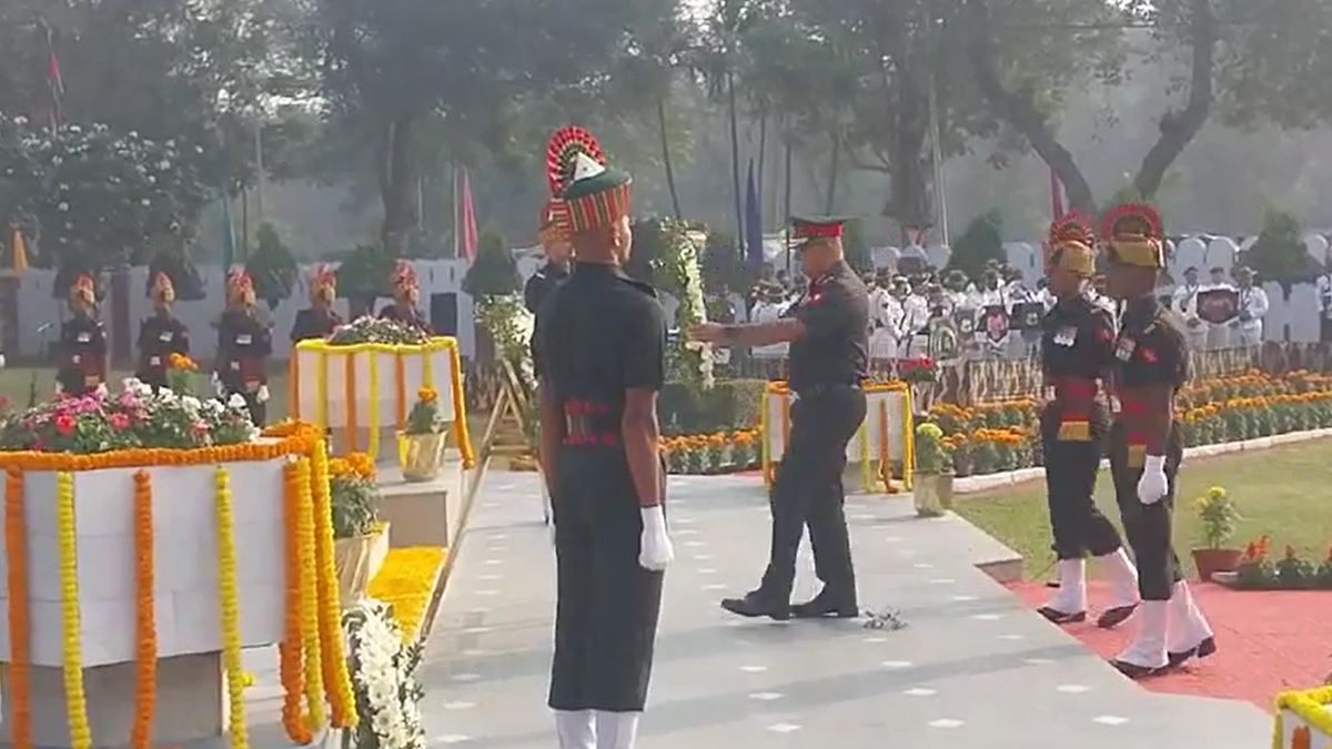 কলকাতার ফোর্ট উইলিয়ামে ভারতীয় সেনাবাহিনীর মহান বিজয় দিবস উদযাপন