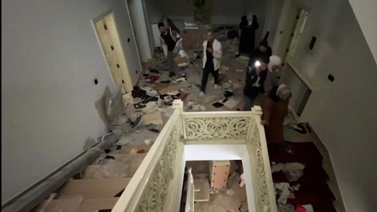 আসাদের পালানোর খবরে প্রাসাদে ঢুকে ভাঙচুর-লুটপাট