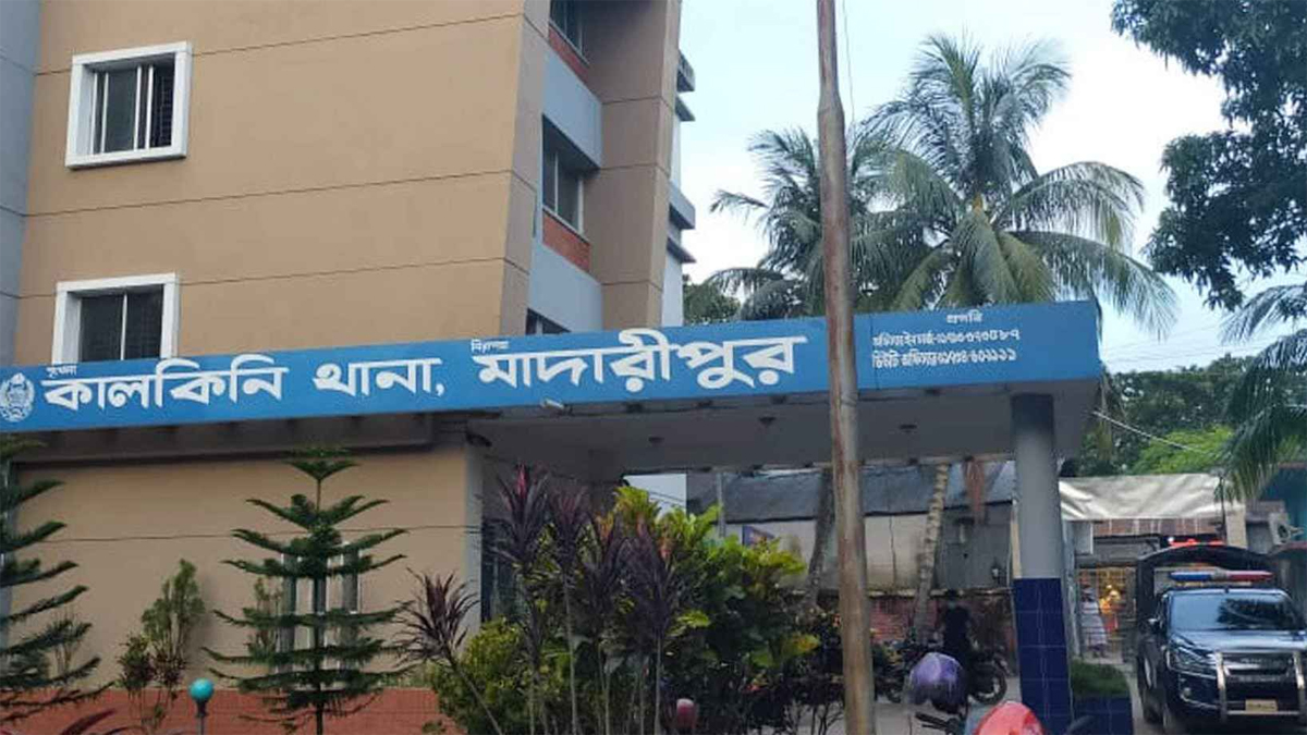 কালকিনিতে ২ গ্রুপের সংঘর্ষে কয়েকশ’ হাতবোমা নিক্ষেপ, ইউপি সদস্যের মৃত্যু