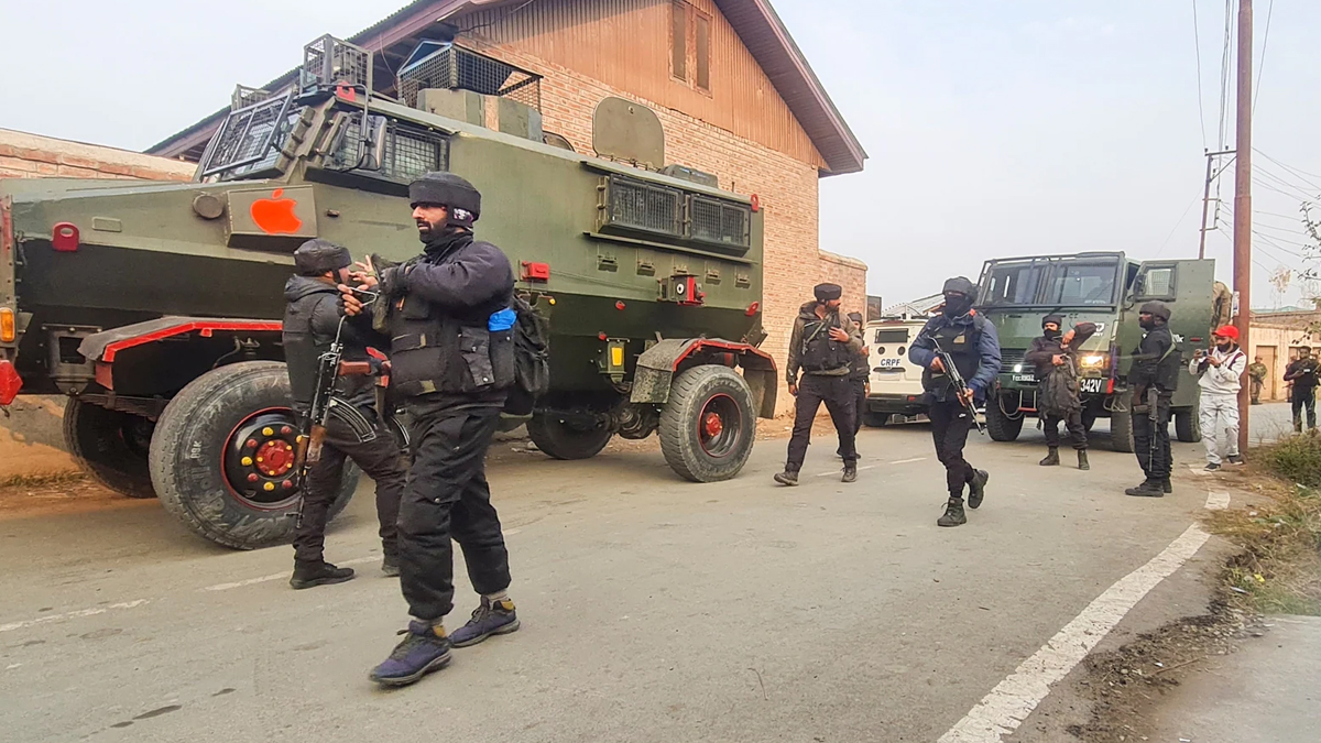 বন্দুকযুদ্ধে জম্মু-কাশ্মীরে নিহত ৫