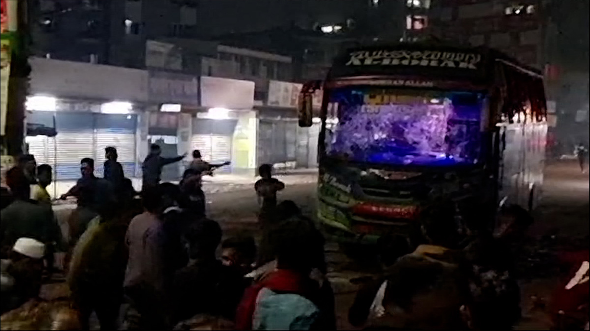 খুবি শিক্ষার্থীদের সাথে পরিবহন শ্রমিকদের সংঘর্ষ, গণমাধ্যমকর্মীসহ বেশকয়েকজন আহত