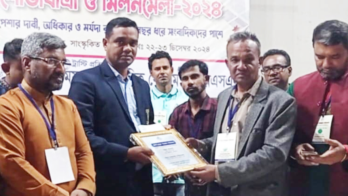 ‘দেশ সেরা সংবাদ সম্মাননা’ পেলেন যমুনার বি এম খোরশেদ