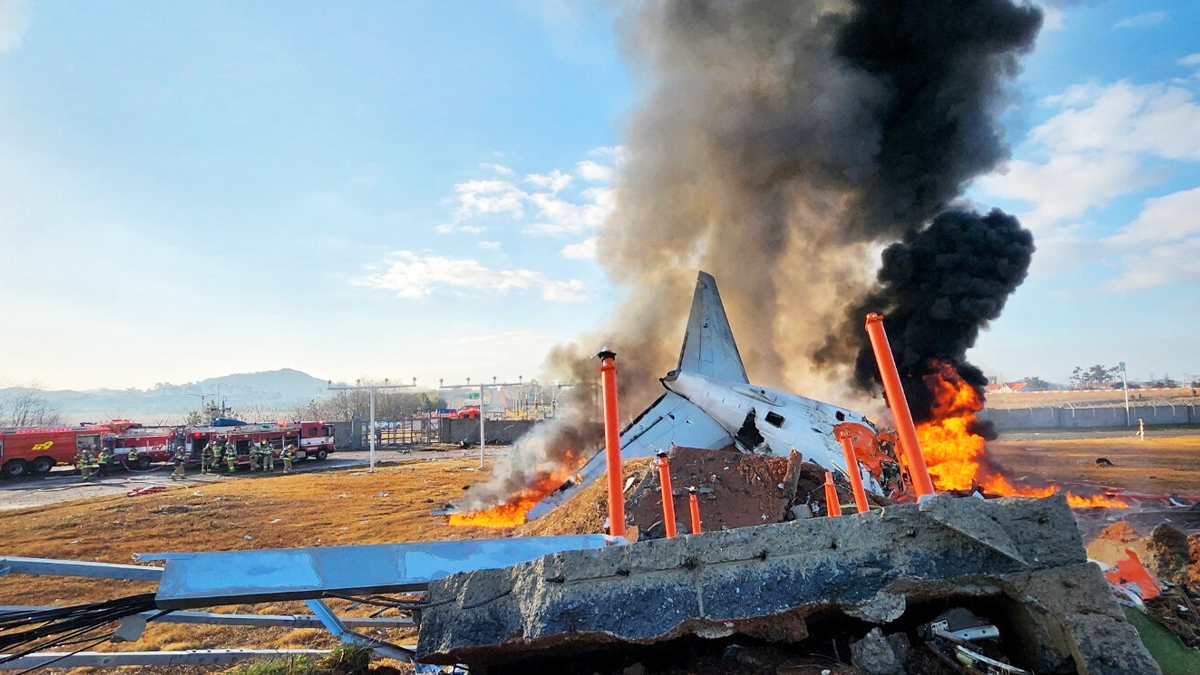 দক্ষিণ কোরিয়ায় ১৮১ আরোহী নিয়ে বিমান বিধ্বস্ত, ২৯ মরদেহ উদ্ধার