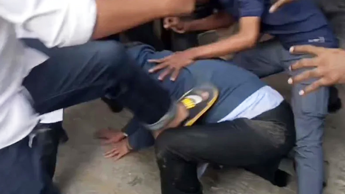 সিলেটে হত্যা মামলার আসামি আ. লীগ নেতাকে আদালত চত্বরে লাথি-কিল-ঘুসি