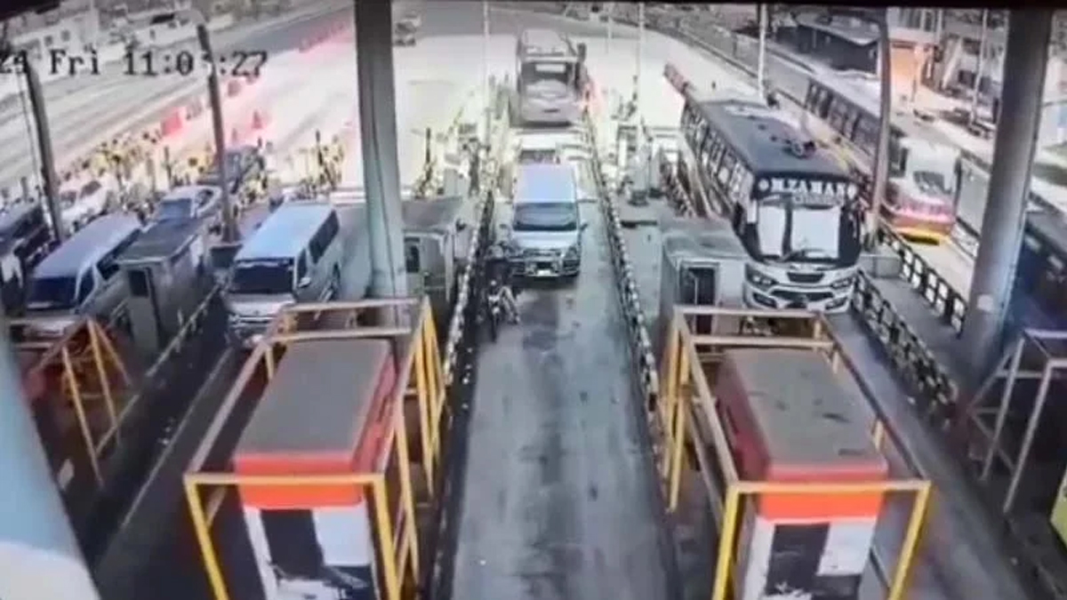 টোল প্লাজায় ভয়াবহ গাড়ি চাপা: বাস মালিক গ্রেফতার