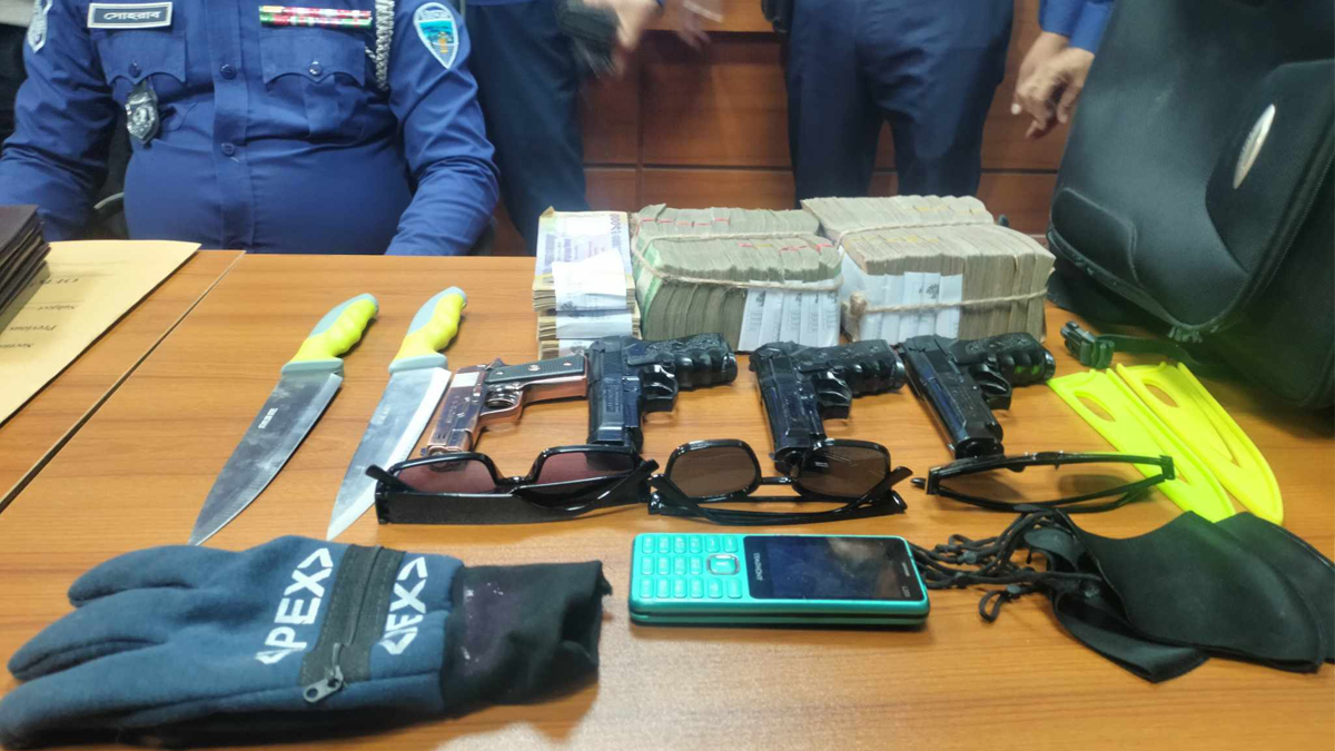 ব্যাংকে ডাকাতের হানা: উদ্ধার হওয়া ৪ অস্ত্রই খেলনার