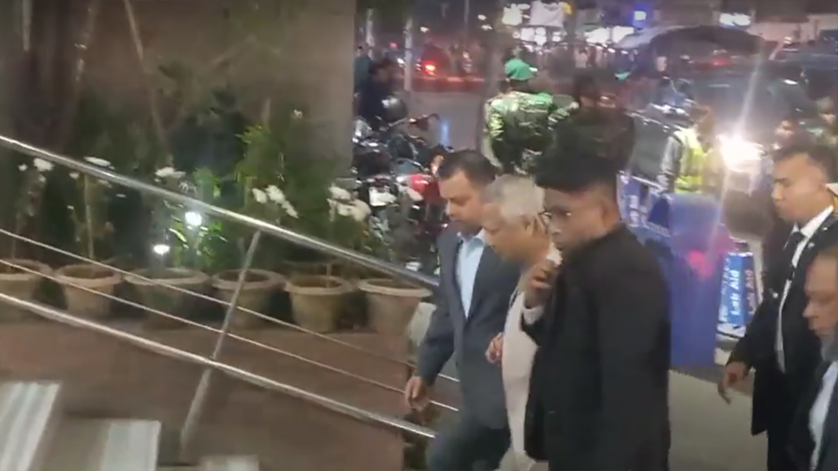 উপদেষ্টা হাসান আরিফের মৃত্যুর খবরে হাসপাতালে ছুটে গেলেন ড. ইউনূস