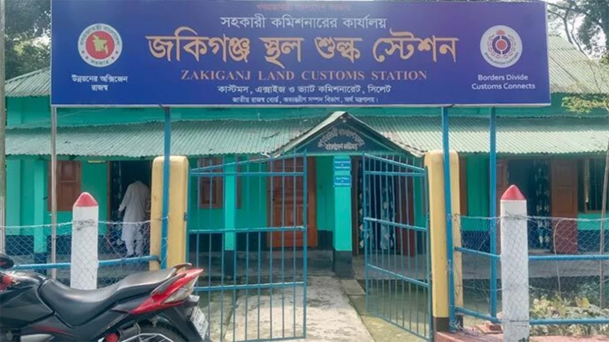 ভারতের করিমগঞ্জে বিক্ষোভকারীদের বাধায় বাংলাদেশে পণ্য আসা বন্ধ