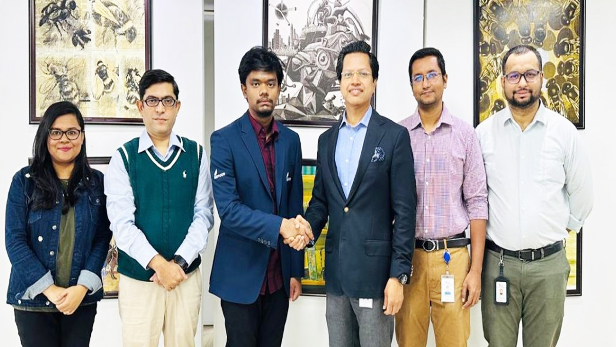 গ্র্যান্ডমাস্টার জিয়াউর রহমানের ছেলের পাশে দাঁড়িয়েছে বার্জার পেইন্টস