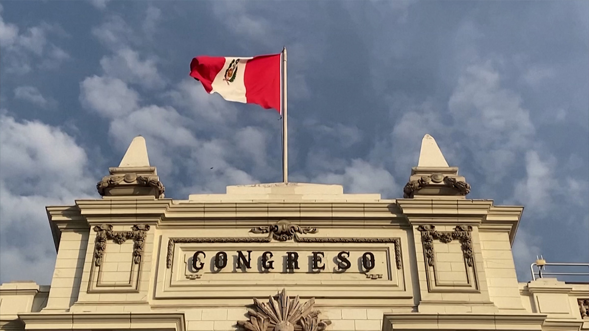 পেরুর পার্লামেন্টে শালীন পোশাক পরিধানে নতুন নির্দেশনা