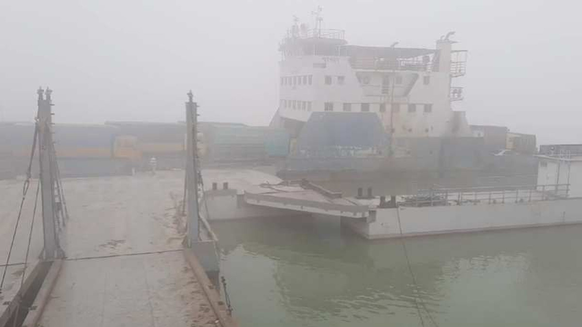 সাড়ে ৩ ঘণ্টা বন্ধ থাকার পর দৌলতদিয়া-পাটুরিয়া নৌরুটে ফেরি চলাচল স্বাভাবিক