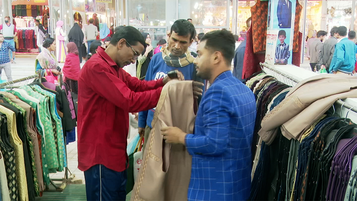 শীত পোশাকে রমরমা বাণিজ্যমেলা