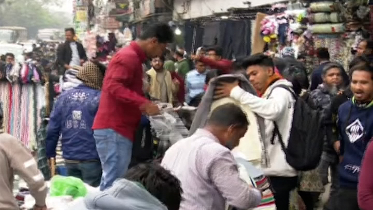 শীত জেঁকে বসায় জমেছে উষ্ণ কাপড়ের বাজার