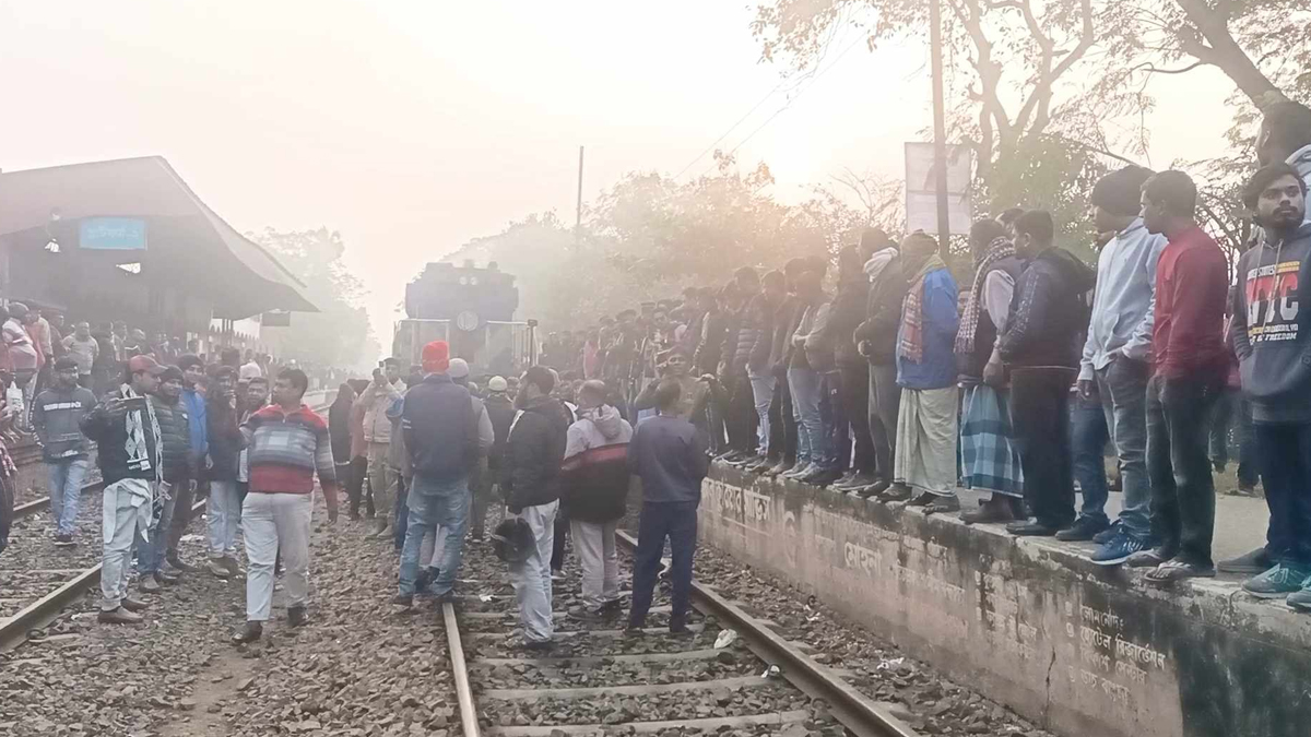 চুয়াডাঙ্গার আলমডাঙ্গায় দেড় ঘণ্টা বেনাপোল এক্সপ্রেস ট্রেনকে আটকে রাখলো জনতা