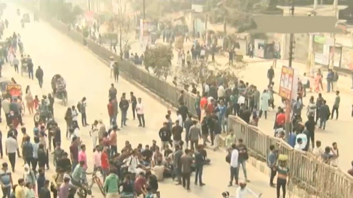 নীলক্ষেতে পুলিশের অবস্থান, আল্টিমেটাম দিয়ে সড়ক ছাড়লো বাঙলা কলেজের শিক্ষার্থীরা