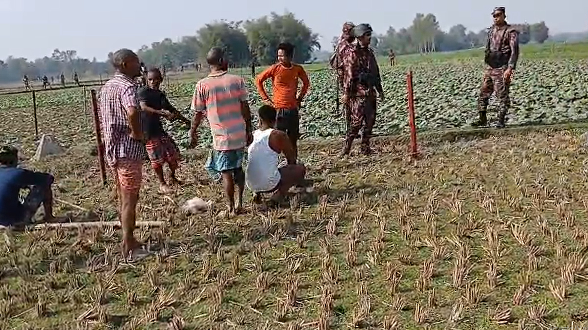 কাঁটাতারের বেড়া নির্মাণ ঘিরে উত্তেজনার মধ্যে সীমান্তে ‘বাঙ্কার’ নির্মাণ করছে বিএসএফ
