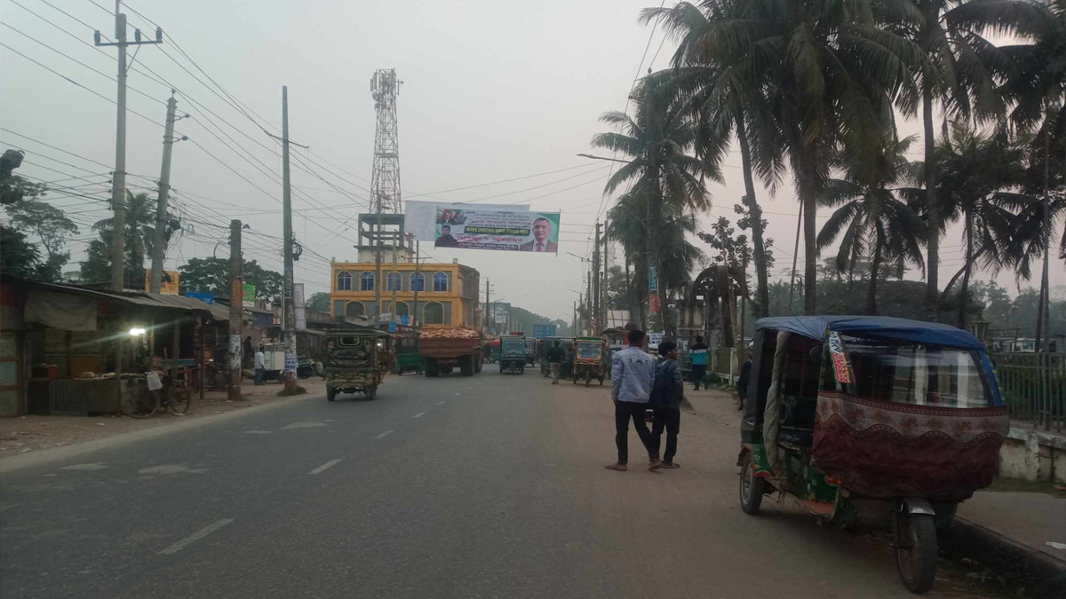 ভোলায় অনির্দিষ্টকালের বাস ধর্মঘটে ভোগান্তিতে যাত্রীরা