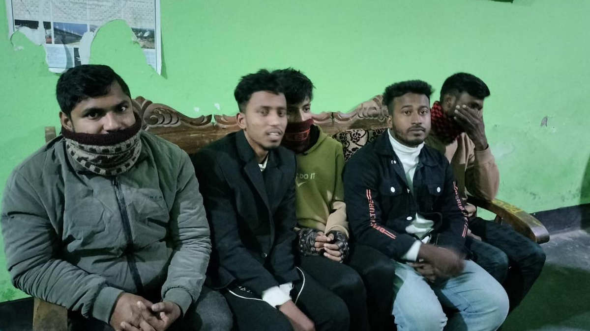 চাঁদপুরে সমন্বয়ক পরিচয়ে চাঁদা দাবি, দেশীয় অস্ত্রসহ আটক ৫