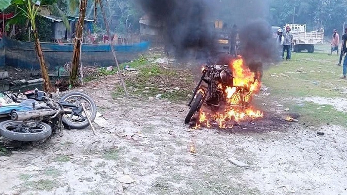 কুমিল্লায় যুবদলের সভা ঘিরে বিএনপির দুই গ্রুপের সংঘর্ষ, অগ্নিসংযোগ