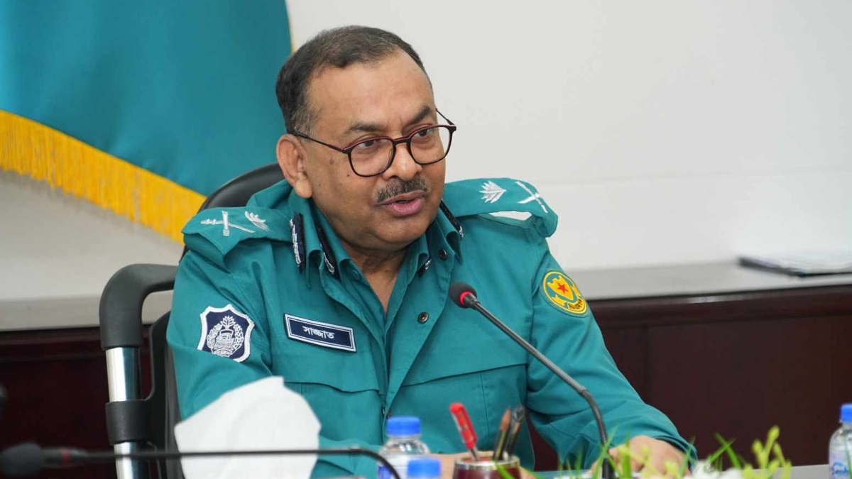 থানা থেকে পালানো ওসি শাহ আলম ‘সম্ভবত’ ভারত চলে গেছে: ডিএমপি কমিশনার