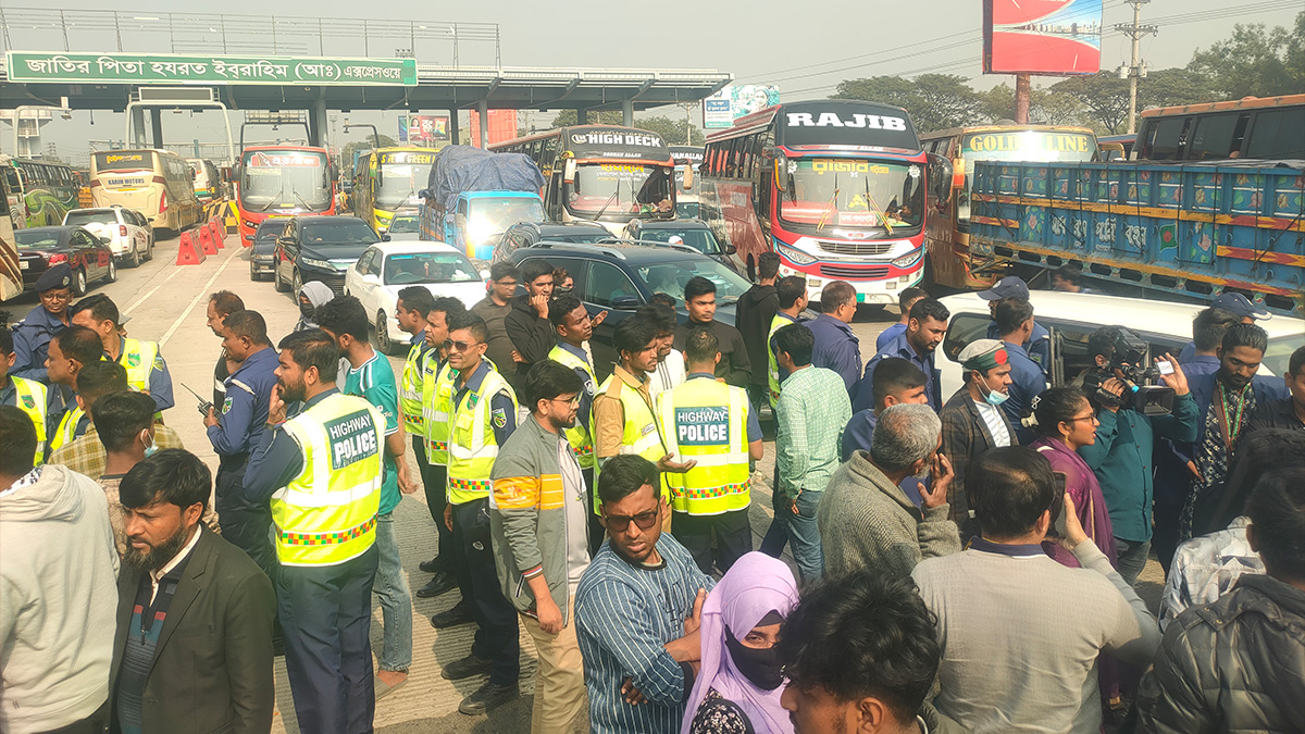 ঢাকা-মাওয়া এক্সপ্রেসওয়েতে বৈষম্যবিরোধী শিক্ষার্থীদের অবরোধ