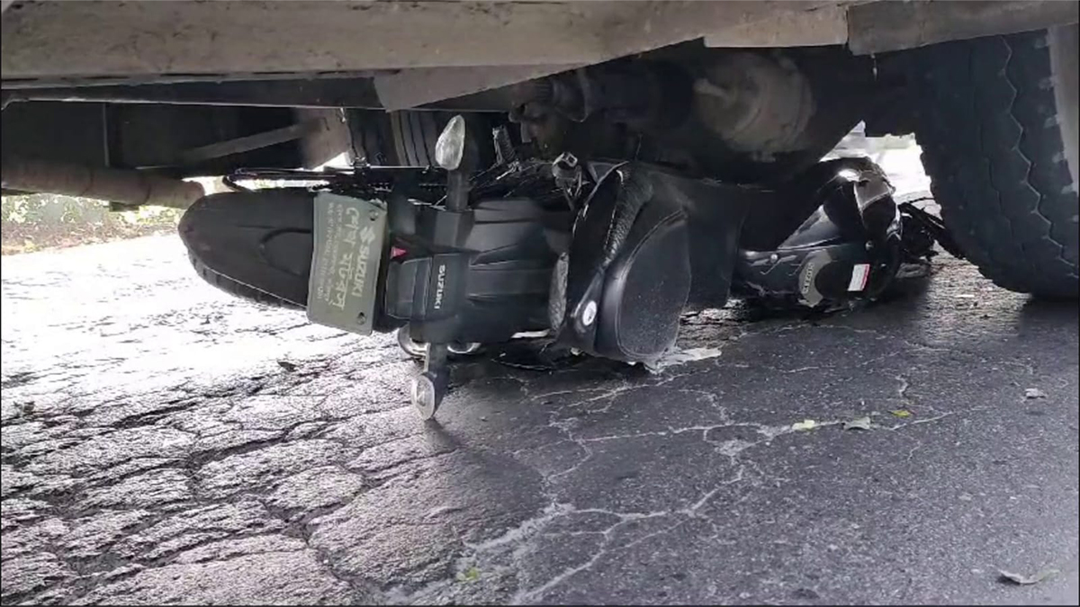 মুখোমুখি সংঘর্ষে ২ মোটরসাইকেল আরোহীকে ২০০ গজ টেনে নিয়ে গেল বাস