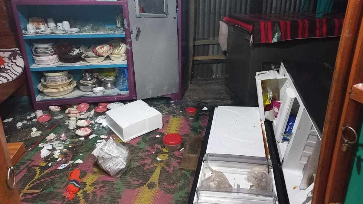 ফরিদপুরে আওয়ামী লিগ ও বিএনপি সমর্থকদের সংঘর্ষ, বাড়িঘর ভাঙচুর