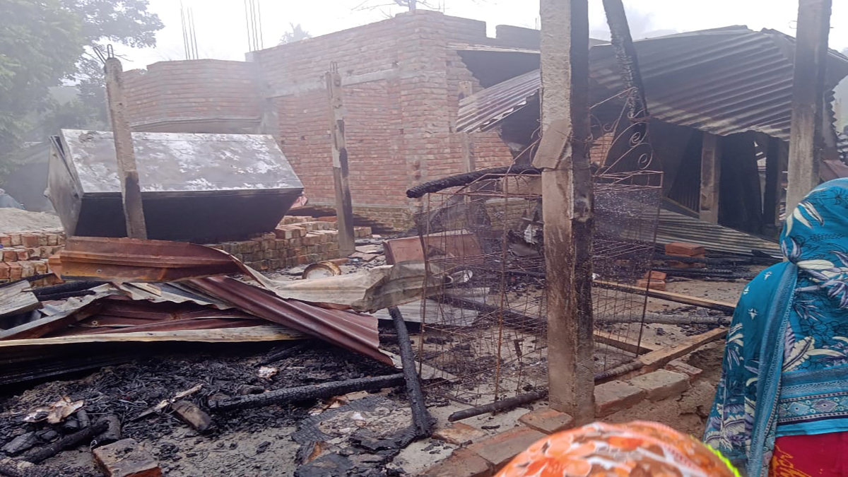 গাইবান্ধায় আগুনে পুড়লো ১০ ঘর, দগ্ধ হয়ে ৭ গরুর মৃত্যু
