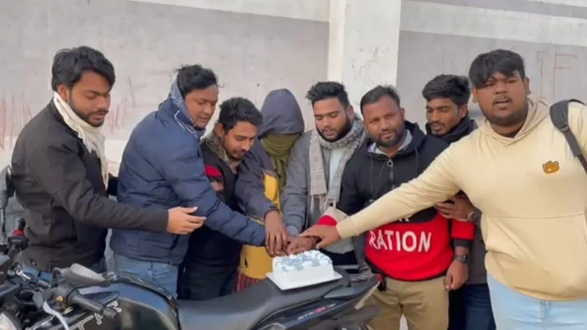 মুখ ঢেকে ৭ জনকে নিয়ে প্রতিষ্ঠাবার্ষিকীর কেক কাটলেন গাইবান্ধা জেলা ছাত্রলীগের সাবেক সা. সম্পাদক