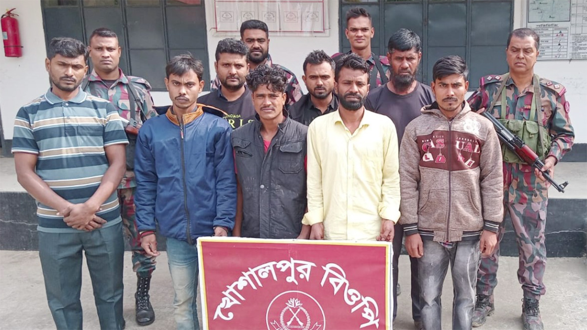 মহেশপুর সীমান্তে বিজিবির হাতে ২৪ জন আটক