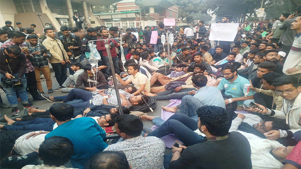 ৩ দফা দাবিতে সচিবালয়ের সামনে জবি শিক্ষার্থীদের অবস্থান