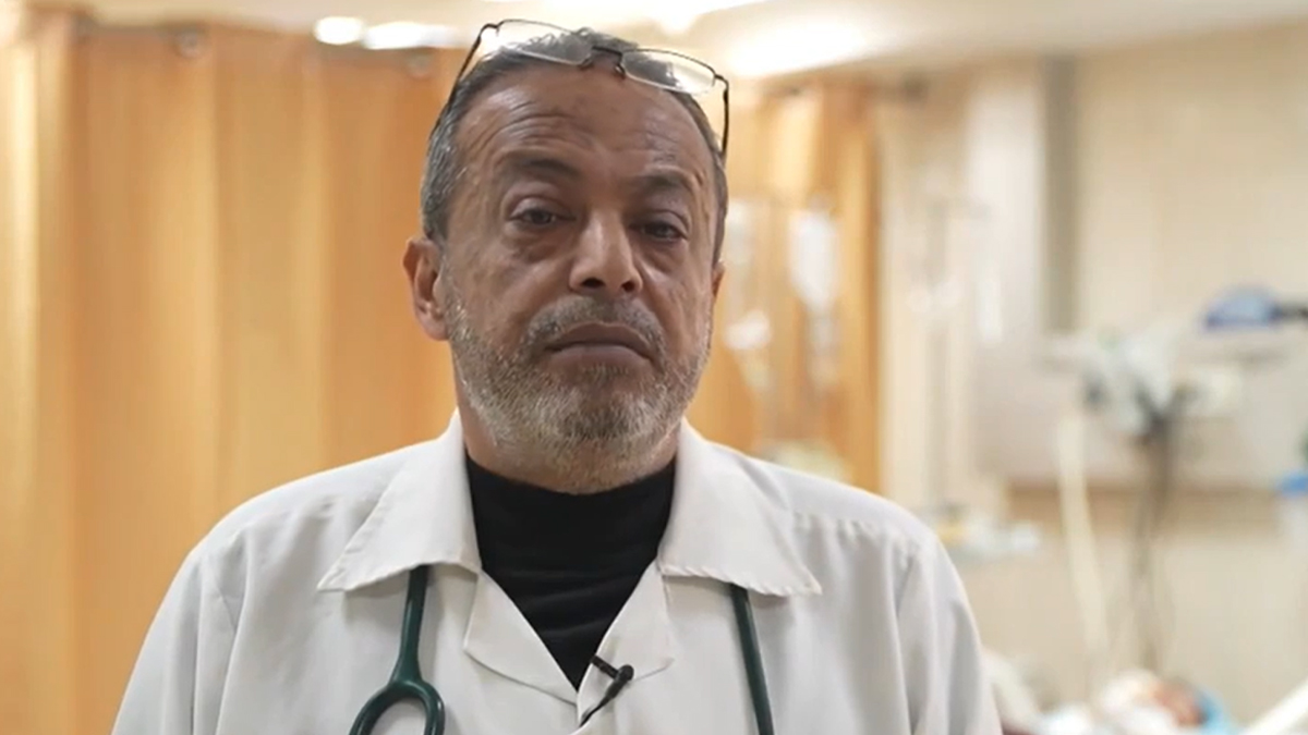 এক পা হারিয়েও হাসপাতালে সেবা দিচ্ছেন গাজার চিকিৎসক খালেদ