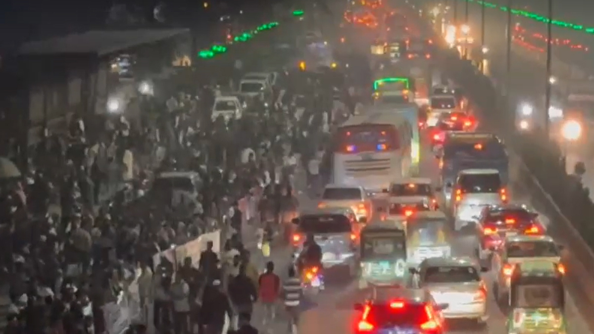 খালেদা জিয়ার বিদেশযাত্রা: বিদায় জানাতে রাজধানীর সড়কে নেতাকর্মীদের ঢল