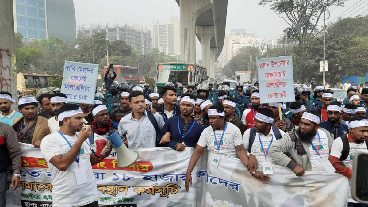 প্রবাসী কল্যাণ মন্ত্রণালয়ের সামনে আন্দোলনকারীরা, চলছে আলোচনা
