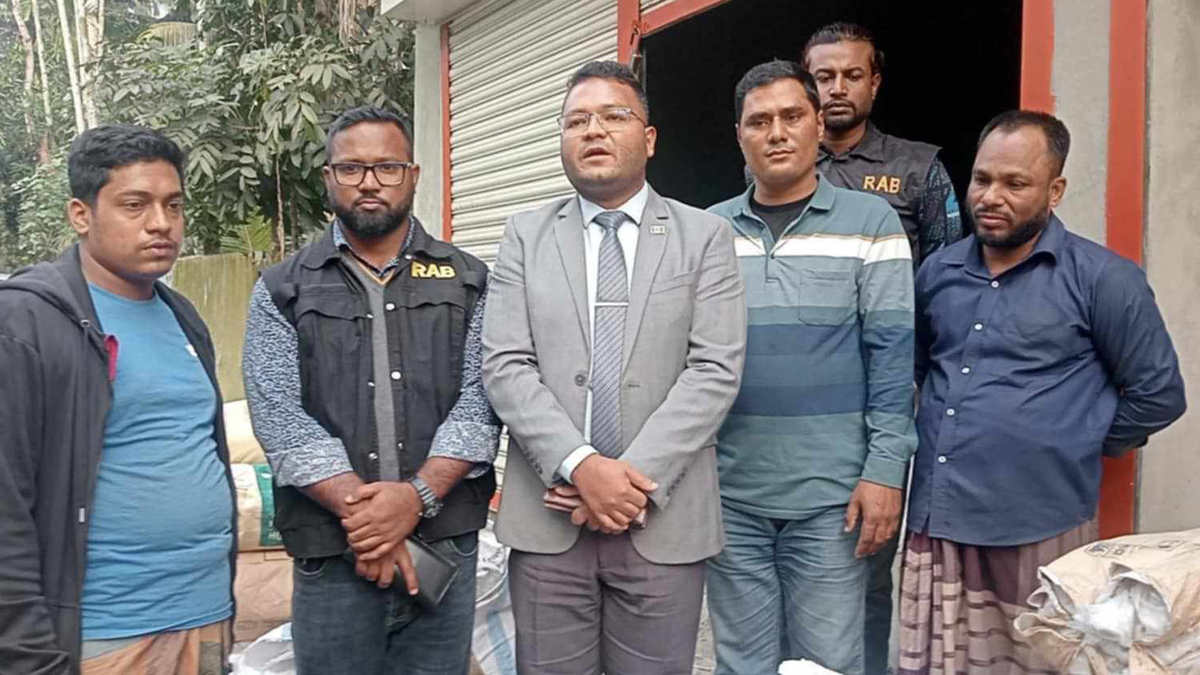 পিরোজপুরে ২০ লাখ টাকা মূল্যের নিষিদ্ধ পলিথিন জব্দ