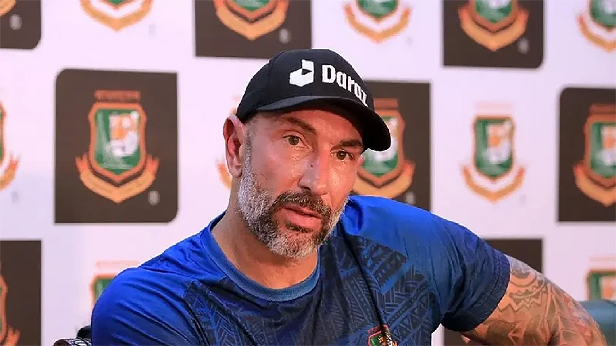 চুক্তির মেয়াদ বাকি থাকতেই চাকরি ছাড়লেন পোথাস