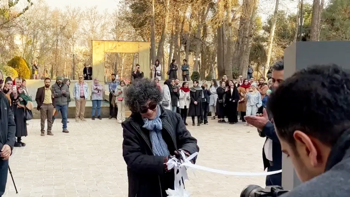 জনসমক্ষে হিজাব খুলে ইরানি সাংস্কৃতিক ব্যক্তিত্বদের প্রতিবাদ