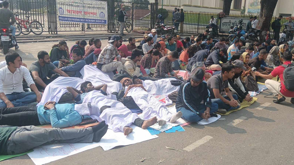 আমরণ অনশনে অব্যাহতি পাওয়া শিক্ষানবিশ এসআইরা