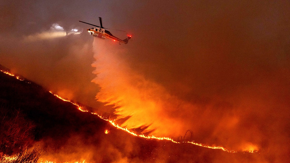 লস অ্যাঞ্জেলসে আগুন নেভাতে ব্যবহৃত হচ্ছে বিশেষ বিমান ও হেলিকপ্টার