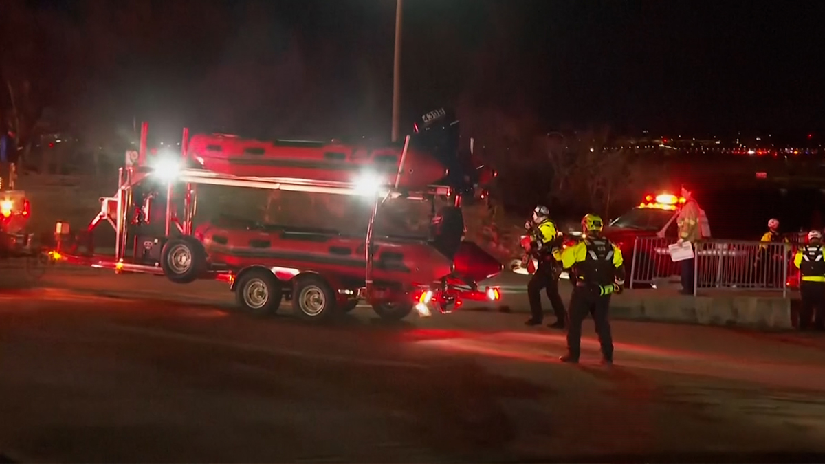 হেলিকপ্টার-বিমান সংঘর্ষ: ৪০ জনের মরদেহ উদ্ধার