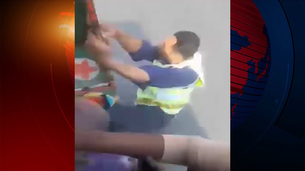 জব্দ বাঁচাতে পুলিশ সদস্যকে ১ কিমি ঝুলিয়ে নিয়ে গেলেন অটোচালক