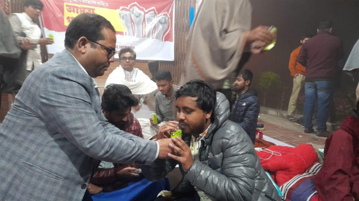 উপাচার্যের আশ্বাসে অনশন স্থগিত জাবি শিক্ষার্থীদের