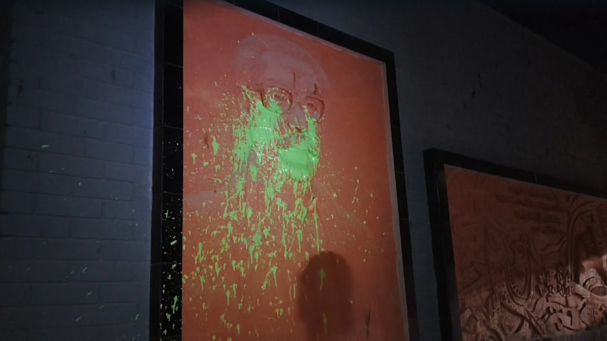 জাবিতে শেখ মুজিবের ম্যুরাল ভেঙে গ্রাফিতি মুছে দিলেন সাধারণ শিক্ষার্থীরা