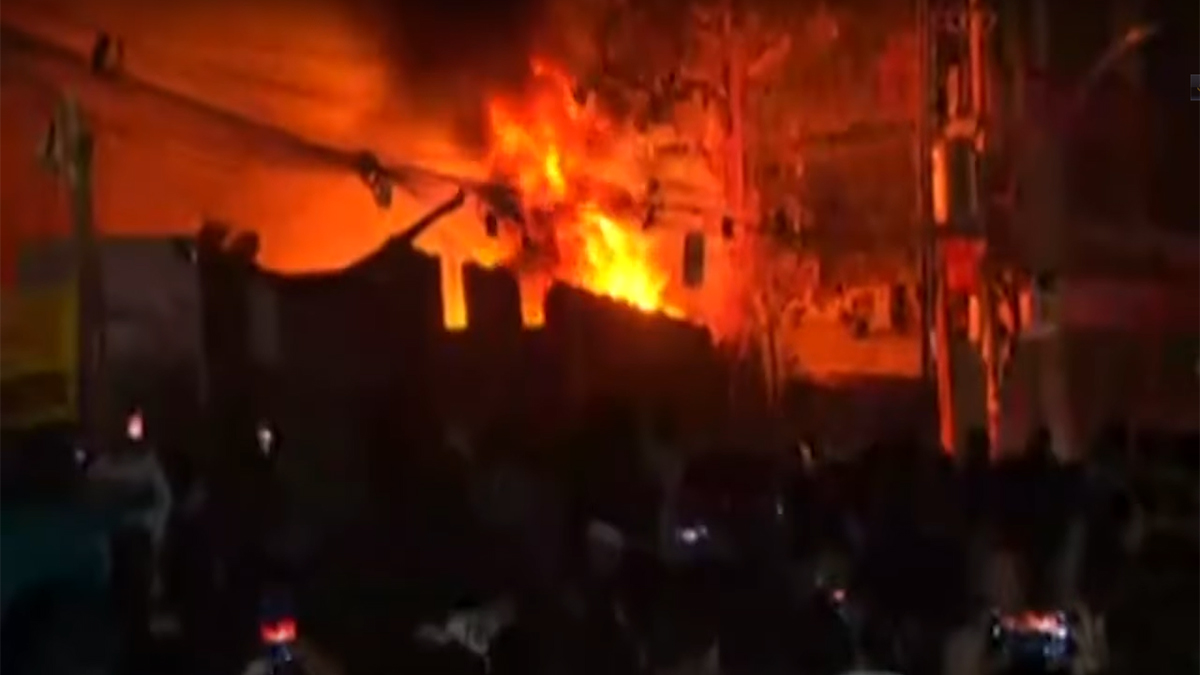 খিলগাঁওয়ের আগুনে পুড়ে ছাই ১০টি গাড়ি