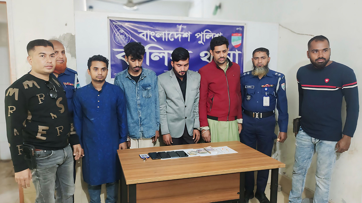 ডিবি পরিচয়ে ঘরে ঢুকে তল্লাশির নামে লুট, এনএসআইয়ের ফিল্ড স্টাফসহ গ্রেফতার ৪