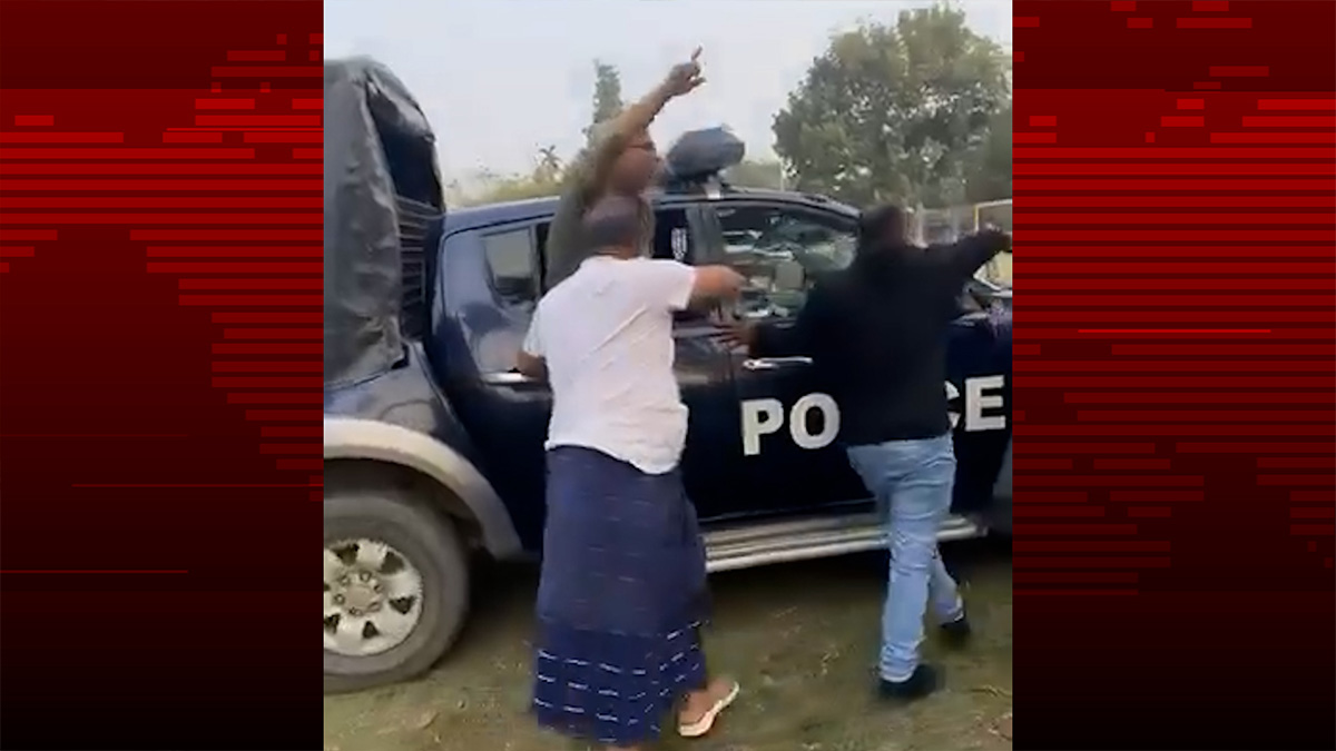 ‘জয় বাংলা’ স্লোগান দিয়ে আ. লীগ নেতাকে পুলিশের কাছ থেকে ছিনিয়ে নিলো কর্মীরা