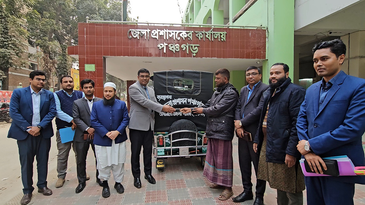 কিডনি বিক্রির বিজ্ঞাপন দেয়া সেই দম্পতিকে অটোরিকশা উপহার